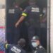 Rescatan a 47 migrantes hacinados en caja tráiler en centro de México