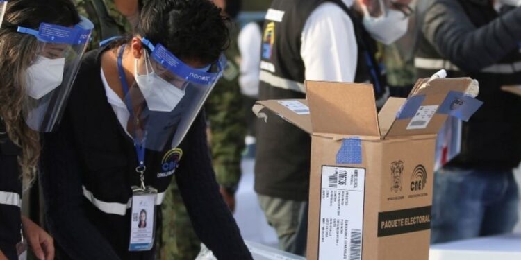 Ecuatorianos van el domingo a las urnas con altas expectativas