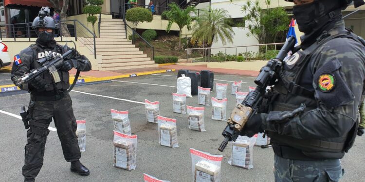 DNCD se incauta de 217 paquetes presumiblemente de cocaina en costas de Azua