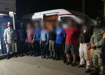 Rescatan a 47 migrantes hacinados en caja tráiler en centro de México