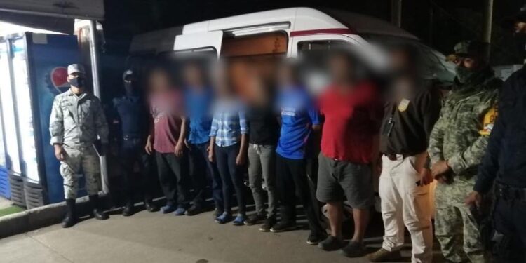 Rescatan a 47 migrantes hacinados en caja tráiler en centro de México