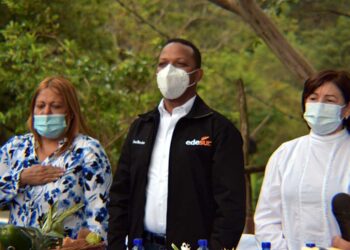 Edesur electrifica Las Yayitas de provincia Peravia