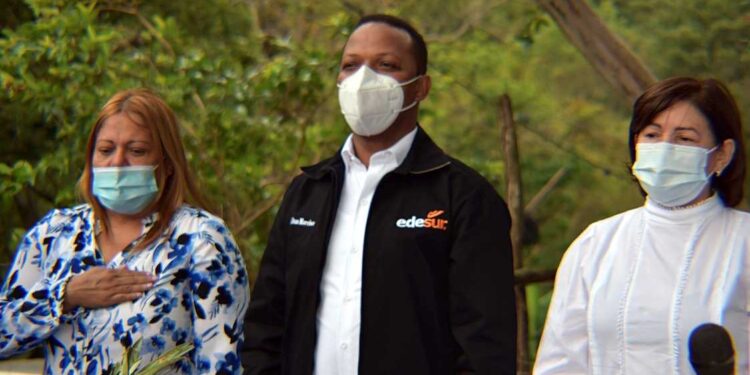 Edesur electrifica Las Yayitas de provincia Peravia