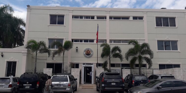 Más de 15.000 haitianos obtienen nueva cédula  en su embajada de RD