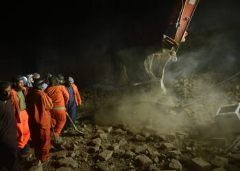 Explosión de coche bomba deja al menos 30 muertos en este de Afganistán