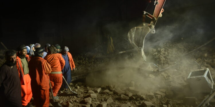 Explosión de coche bomba deja al menos 30 muertos en este de Afganistán