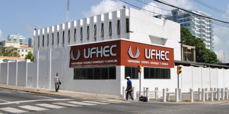 UFHEC gradúa más de mil profesionales en el marco de su 30 aniversario