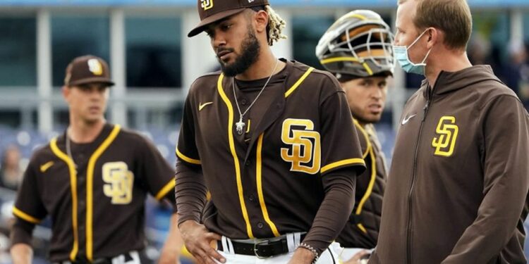 Fernando Tatis sufrió una lesión menor, informa San Diego