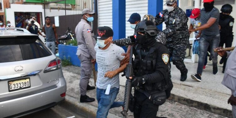 Todos los agentes policiales dispararon contra pareja asesinada en Villa Altagracia