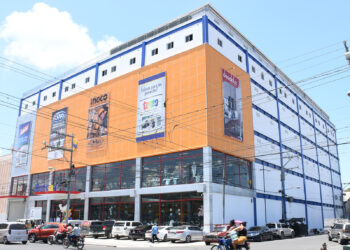 Apertura de moderna Ferretería Suplax