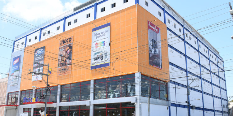 Apertura de moderna Ferretería Suplax