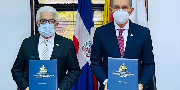 Acuerdan colocar egresados de becas del MESCYT en 400 empresas de CAMACOES