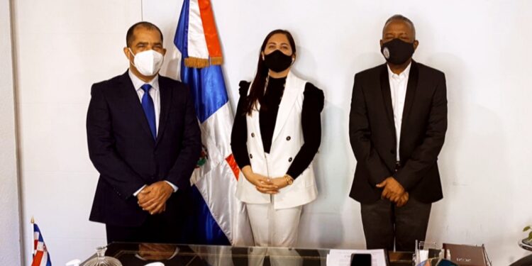 Cónsul en Madrid recibe visita de cortesía de sus homólogos de Barcelona y Valencia.