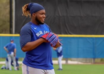 Vladimir Guerrero Jr. conecta primer jonrón en la temporada
