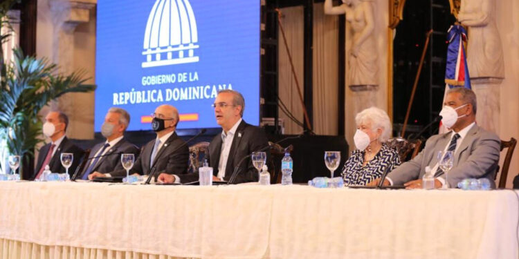 El llamado del presidente Abinader a los funcionarios tras firma del Código de Ética