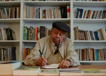 Manuel Mora recibe Premio Nacional de Literatura