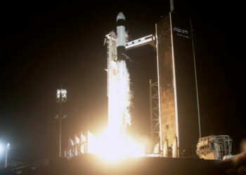 NASA y SpaceX lanzan nave con 4 astronautas con destino a estación espacial