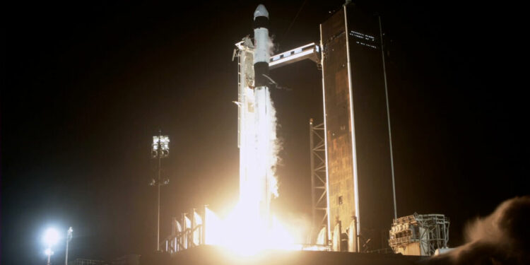 NASA y SpaceX lanzan nave con 4 astronautas con destino a estación espacial