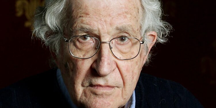 Noam Chomsky analiza que hay detrás de campaña contra salud reproductiva de niñas y mujeres