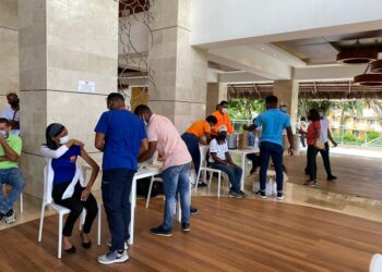 El 50% de los empleados turísticos de La Romana han sido vacunados