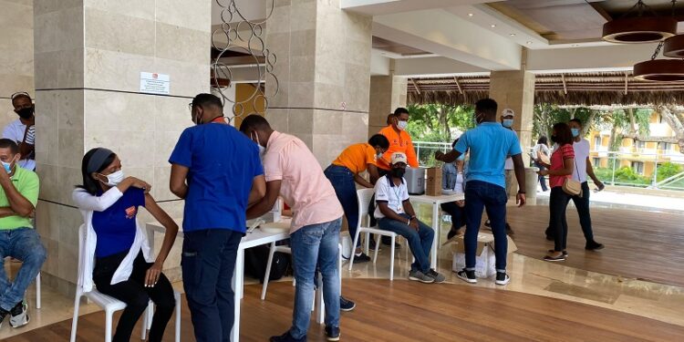 El 50% de los empleados turísticos de La Romana han sido vacunados