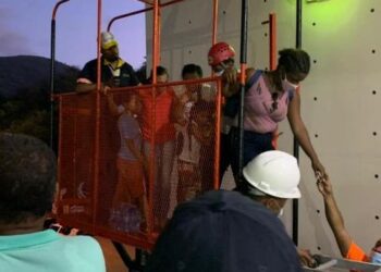 Esperan rescatistas franceses para completar rescate ocupantes de cabina en teleférico de Puerto Plata