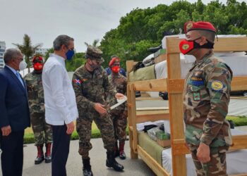 Abinader entrega vehículos, equipos y avituallamientos a a militares