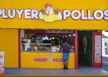Cadena de restaurantes Pluyer Pollos abre una sucursal  SDE