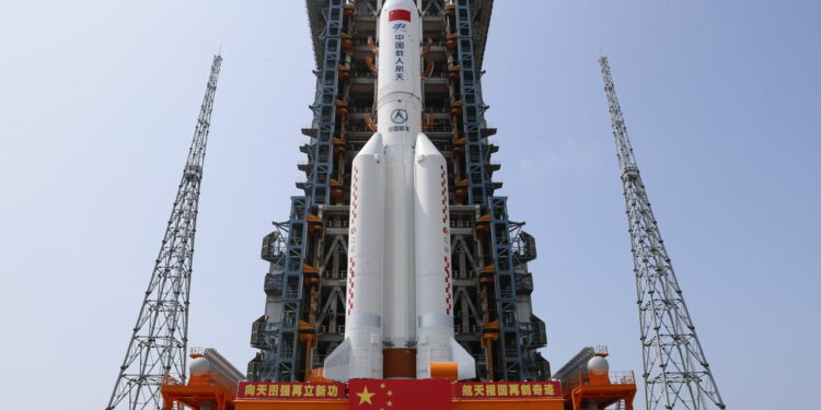 Nave de carga de China se acopla con módulo de estación espacial