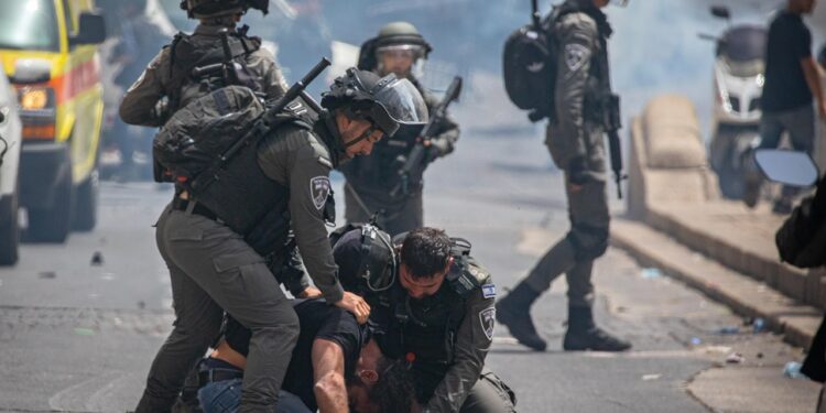 Palestinos en Jerusalén Oriental atropellan a siete policías Israelíes