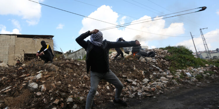 Enfrentamientos entre israelíes y palestinos dejan al menos 64 heridos