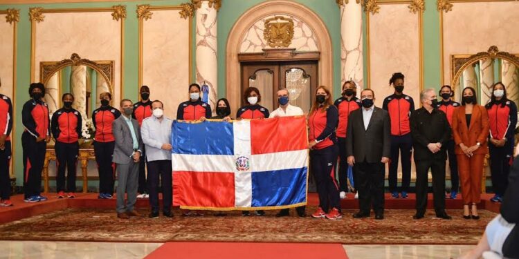 Presidente Abinader entrega bandera nacional a Las Reinas del Caribe