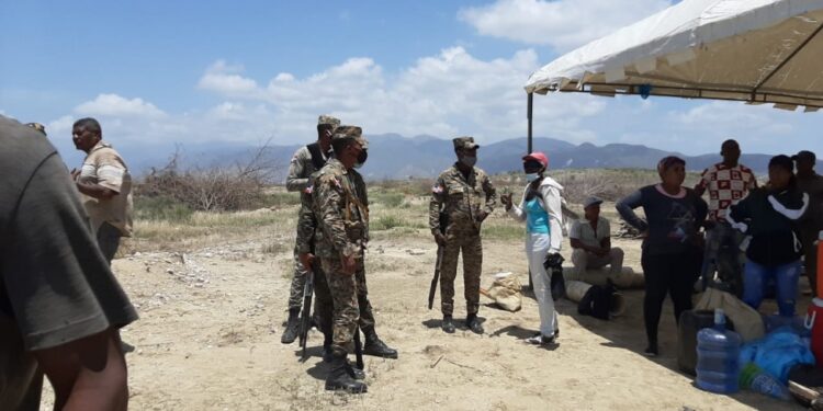 Abinader dispondría las concesiones que reclaman los agricultores del campamento en Tamayo