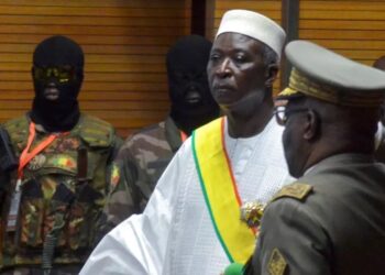 Militares de Malí arrestan presidente de transición y a primer ministro de Mali