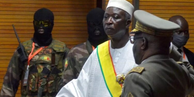 Militares de Malí arrestan presidente de transición y a primer ministro de Mali
