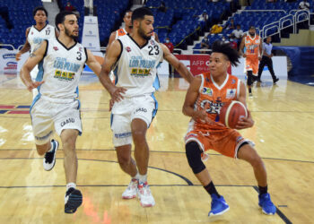 Richard Bautista sobresale en triunfo de Huellas frente a Los Prados en TBSDistrito 2021