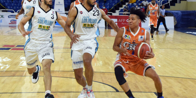 Richard Bautista sobresale en triunfo de Huellas frente a Los Prados en TBSDistrito 2021