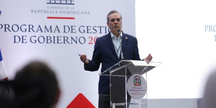 Abinader evalúa con gabinete gestión de Gobierno