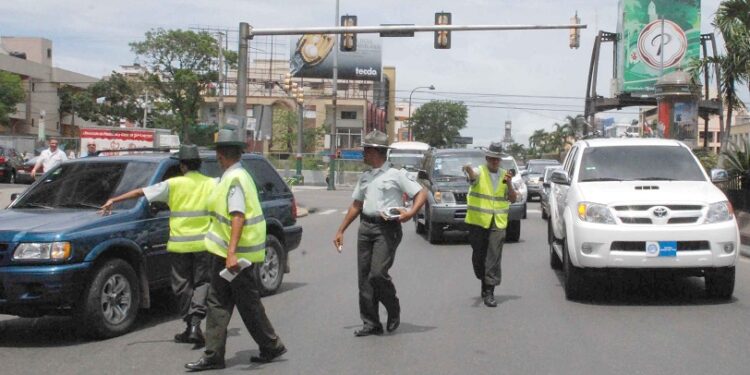 Intrant: Los choferes que  crucen en rojo recibirán foto multa en sus casas