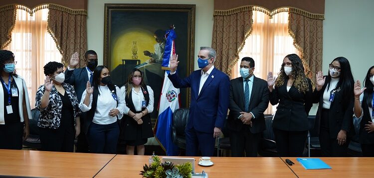 Abinader juramenta oficiales representarán a la DGCP en instituciones de alto presupuesto