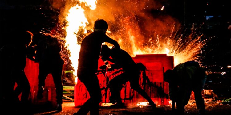 Gobierno Colombia retira reforma fiscal ante desmanes y saqueos