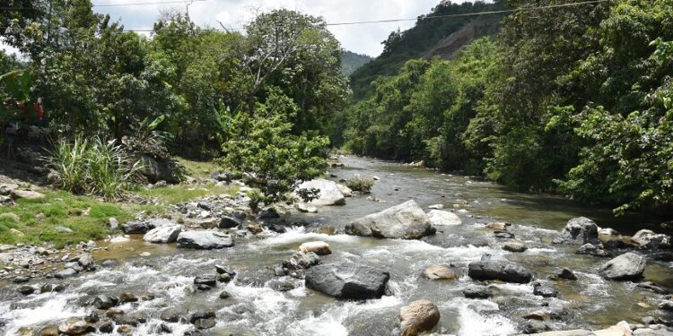 Denuncian represar ríos de La Sierra, aniquilaría la vida de miles de ciudadanos y empobrecería la zona.