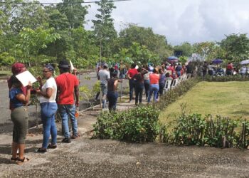 Cientos de personas en Salcedo acuden a Feria de Empleos