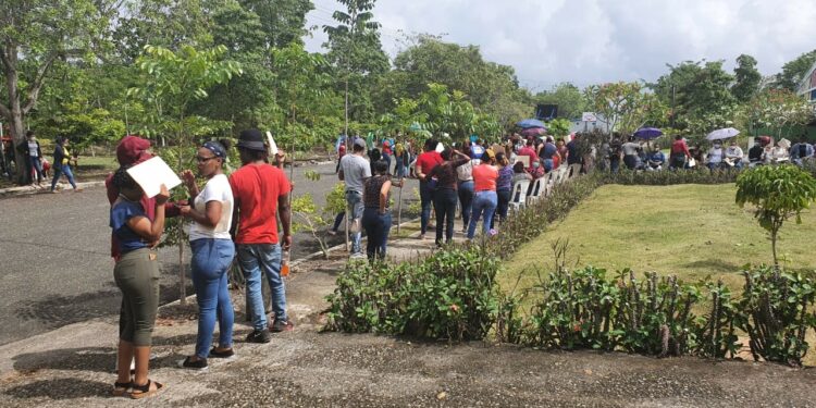 Cientos de personas en Salcedo acuden a Feria de Empleos