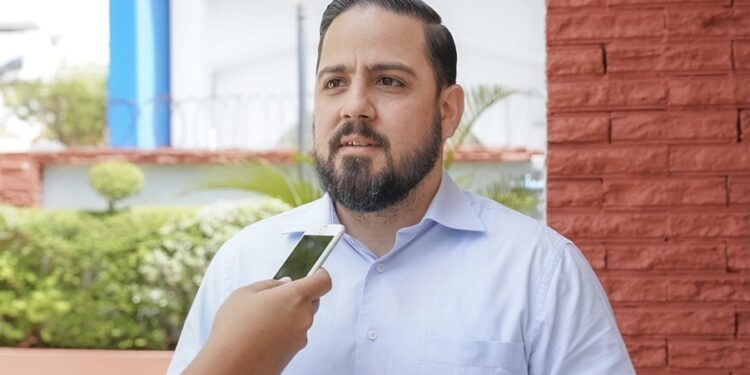 Alianza País propone medidas para evitar colapso del sistema de salud