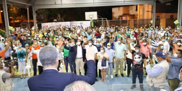 FP dice realiza tres juramentaciones en segundo día de Leonel en Santiago