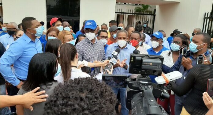 Maestros exigen incremento salarial de un 30 %