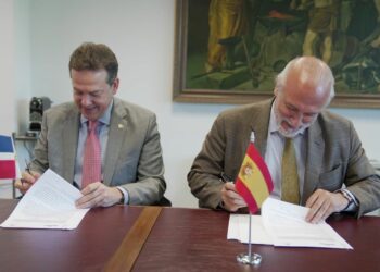 Ministro Bisonó firma memorando con más de 400 empresas españolas