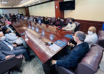 Acuerdo abre oportunidades de empleos a egresados del programa inglés de inmersión