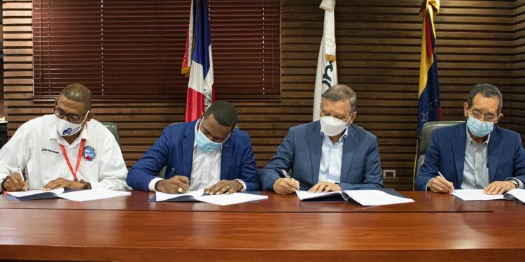 Refidomsa y sindicato firman histórico pacto colectivo